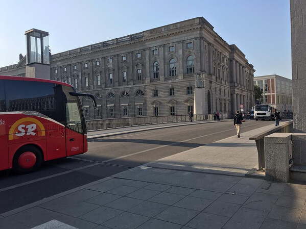 kon&shy;fron&shy;ta&shy;ti&shy;on zwi&shy;schen bus und durch&shy;fahrt-ver&shy;bo&shy;ten-schild. am ende gab der gr&ouml;&shy;&szlig;e&shy;re nach. wie sich das ge&shy;h&ouml;rt.