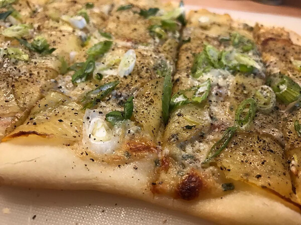 piz­za bi­an­ca mit kar­tof­feln, sar­del­len und sal­bei nach ot­to­lenghis „simp­le“. #früh­stück