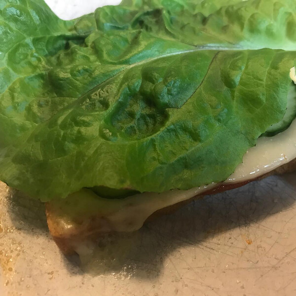 sehr be­frie­di­gen­des früh­stück: toast, su­cuk, gou­da, dün­ne gur­ken­schei­ben und in der spei­se­kam­mer selbst …