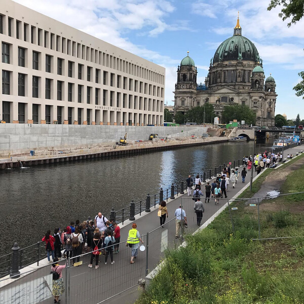 ‪seit ges&shy;tern sehe ich hau&shy;fen&shy;wei&shy;se stadt&shy;f&uuml;h&shy;run&shy;gen, an&shy;ge&shy;f&uuml;hrt von gelb-flie&shy;gen und ge&shy;folgt von gelb&shy;wes&shy;ten &hellip;