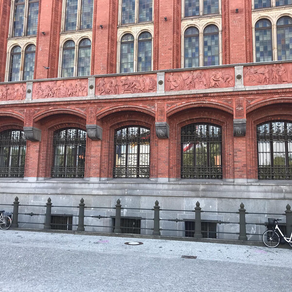 ges­tern, als eine schü­ler­grup­pe mit ih­rer leh­re­rin vor dem ro­ten rat­haus stand und die leh­re­rin frag­te …