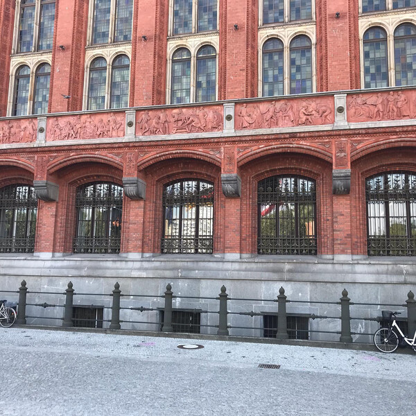 ges&shy;tern, als eine sch&uuml;&shy;ler&shy;grup&shy;pe mit ih&shy;rer leh&shy;re&shy;rin vor dem ro&shy;ten rat&shy;haus stand und die leh&shy;re&shy;rin frag&shy;te &hellip;