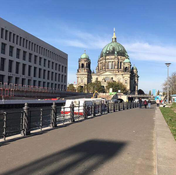 pro­vinz­hipps­ter­grüpp­chen läuft von der ni­ko­lai­kir­che auf den dom zu: „das is jetzt die ni­ko­lai­kir­che, ne?“