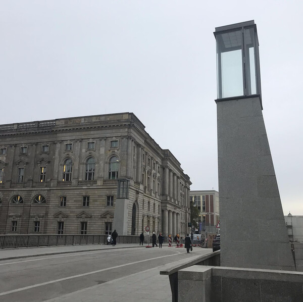 an der (re&shy;la&shy;tiv) neu&shy;en ra&shy;th&shy;haus&shy;br&uuml;&shy;cke fra&shy;ge ich mich im&shy;mer: wann stel&shy;len die end&shy;lich die skulp&shy;tu&shy;ren auf?