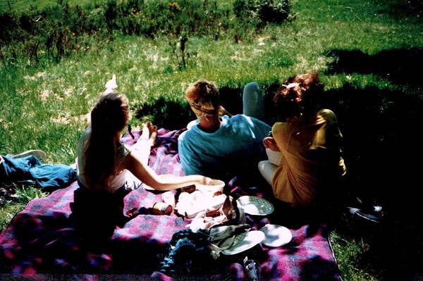 ix (mit­te) ca. 1985 in mei­ner her­mann hes­se pha­se beim pick­nick.