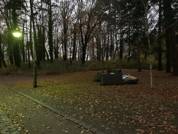 da hat sich je­mand die mühe ge­macht, sein wohn­zim­mer mit­ten in die reh­ber­ge zu fah­ren.