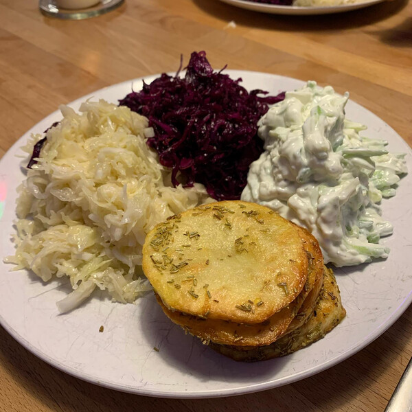 fest­essen ohne be­son­de­ren an­lass; spitz­kohll und rot­kohl­sa­lat, dazu hoch­do­sier­ter knob­lauch­quark mit …