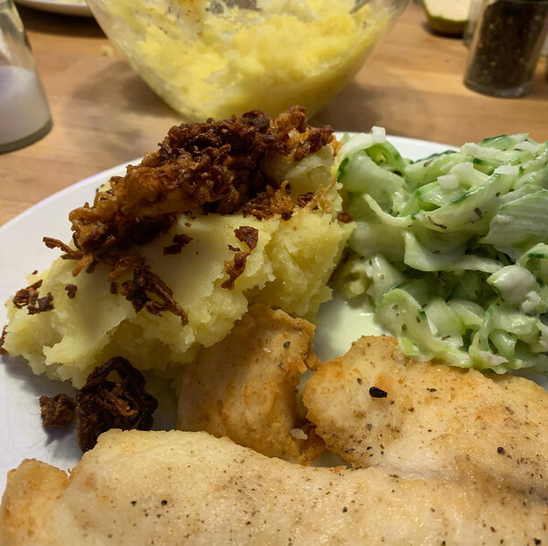 ti&shy;la&shy;pia, kar&shy;tof&shy;fel&shy;p&uuml;&shy;ree, r&ouml;st&shy;zwie&shy;beln und gur&shy;ken&shy;sa&shy;lat.