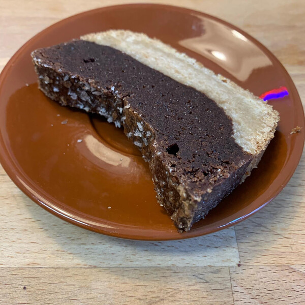 bei @an­ke­groe­ner ge­fun­de­nes und nach­ge­ba­cke­nes „Brow­nie-Short­bread mit Meer­salz“: sehr be­frie­di­gend und …