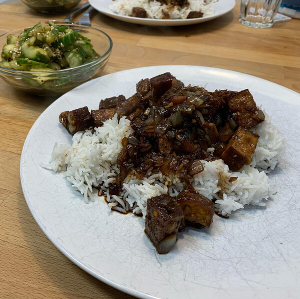 schar­fes tofu nach ot­to­lenghi via @an­ke­groe­ner und bäng-bäng gur­ken­sa­lat.