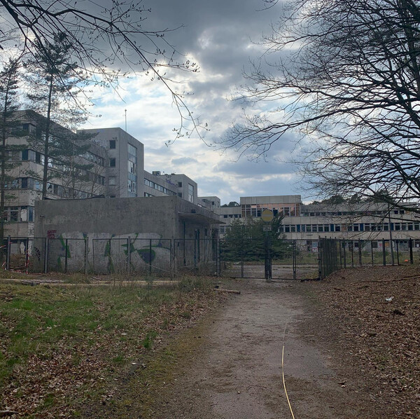 in buch spa&shy;zie&shy;ren ge&shy;we&shy;sen, erst um das alte sta&shy;si kran&shy;ken&shy;haus, dann im moo&shy;ri&shy;gen wald. sehr sch&ouml;n, sehr DDR.