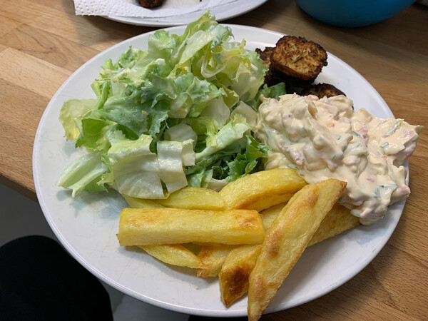 ges­tern: pa­pri­ka quark, pom­mes und blu­men­kohl­ta­ler mit sa­lat.