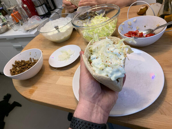 ke­bab­taschen, soja-hack mit gy­ros-ge­würz, tsa­t­zi­ki, spitz­kohl und to­ma­ten­sa­lat. war gut.