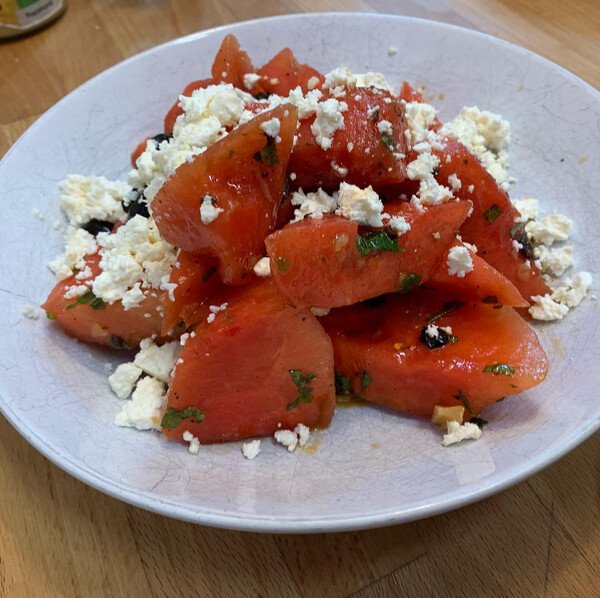 gabs in den letz­ten ta­gen öf­ter: was­ser­me­lo­ne mit ma­ri­nier­ten oli­ven und feta.
