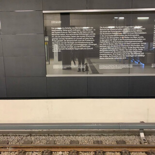 frida und ich warten auf die bahn.
