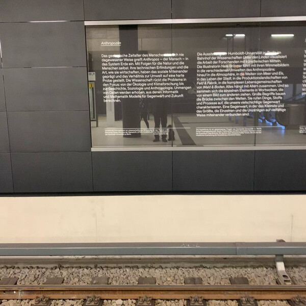 fri&shy;da und ich war&shy;ten auf die bahn.