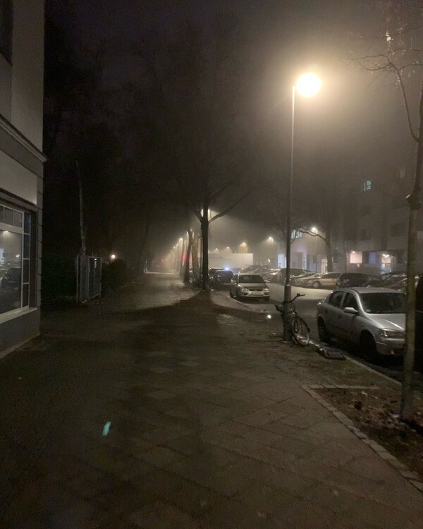 heu­te früh: erst dun­kel, dann neb­lig und dann schmelzig.