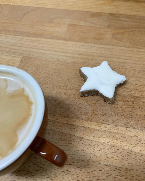 selbst­ge­mach­te voll­korn mar­zi­pan mit ba­sier-hau­be. #zimt­ster­ne