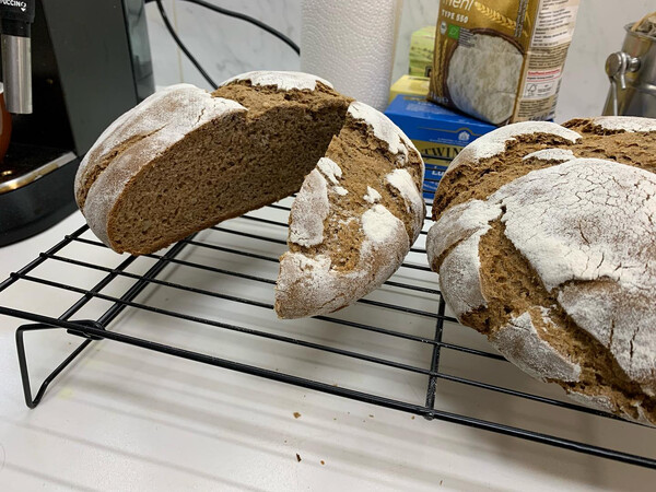nach dem ba­cken mal kurz pro­bie­ren —und schon ist fast ein hal­bes brot wie­der weg.
