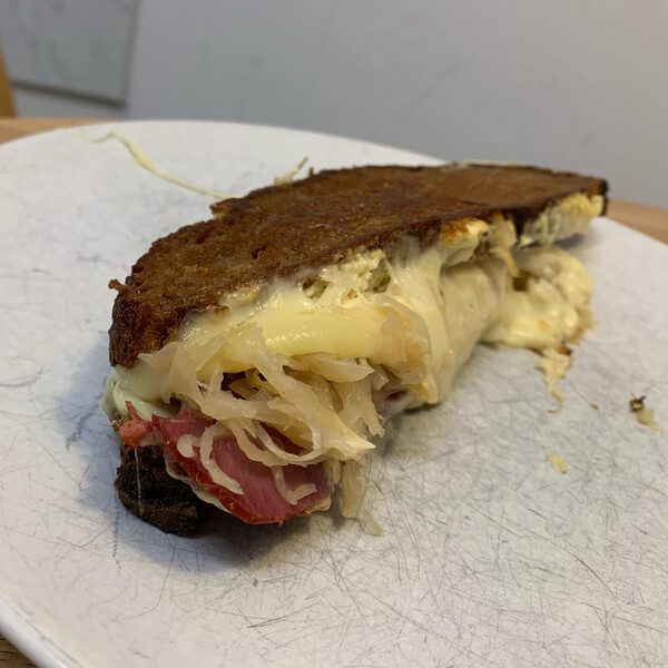 pa­st­ra­mi sand­wich mit selbst­ge­mach­ter mayo, selbst­ge­ba­cke­nem rog­gen­voll­korn­brot und sau­er­kraut. das …