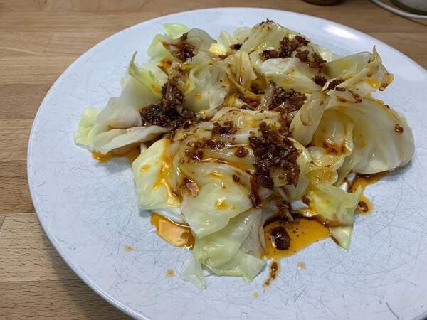 puh, das war le­cker: blan­chier­ter spitz­kohl mit ingwer­creme und „be­täu­ben­dem öl“ nach ot­to­lenghis …