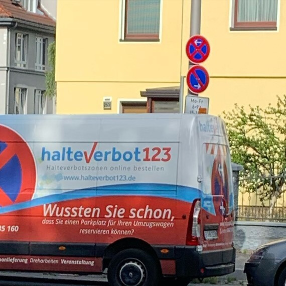 ei&shy;gent&shy;lich lo&shy;gisch, dass &bdquo;hal&shy;te&shy;ver&shy;bot123&ldquo; im hal&shy;te&shy;ver&shy;bot parkt. no&shy;men und omen und so.