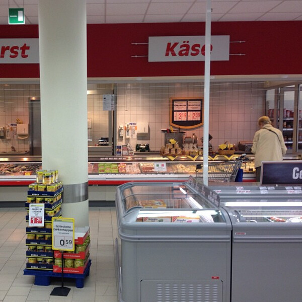 rent&shy;ner die im su&shy;per&shy;markt ste&shy;hen