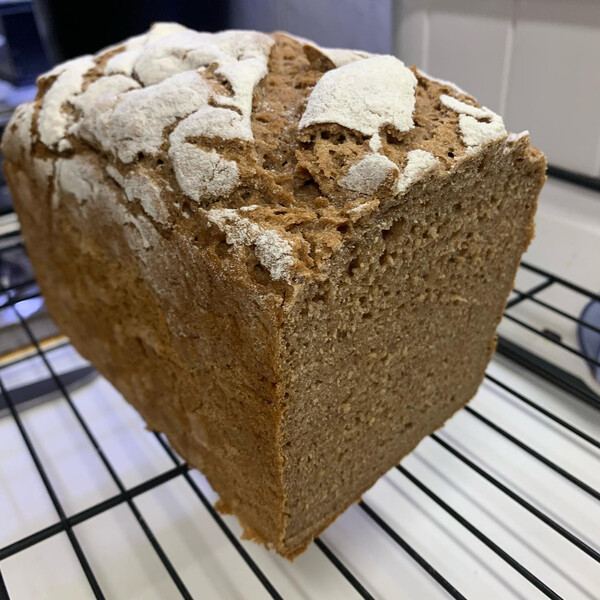mitt&shy;ler&shy;wei&shy;le hab ich so viel rou&shy;ti&shy;ne beim ko&shy;sa&shy;ken&shy;brot&shy;ba&shy;cken, dass es sich qua&shy;si al&shy;lei&shy;ne backt.