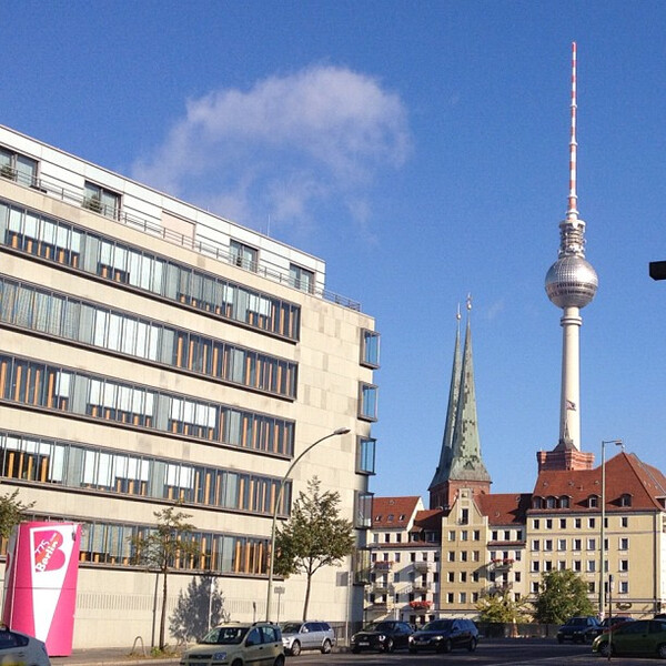 fer&shy;seh&shy;turm und wol&shy;ke mit ge&shy;sicht