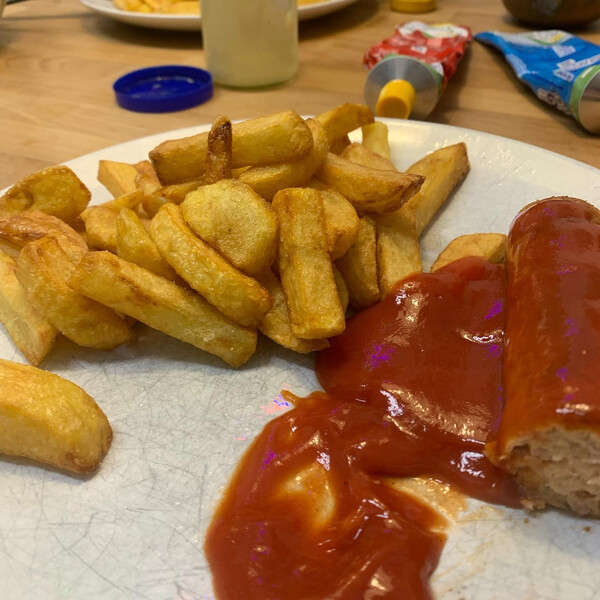 selbst­ge­mach­te pom­mes, ve­ga­ne brat­wurst, wer­der cur­ry ket­chup.