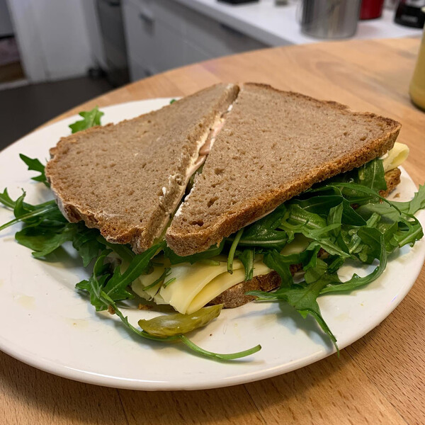 das bes­te an selbst­ge­ba­cke­nem brot ist selbst­ge­ba­cke­nes brot zu es­sen.
