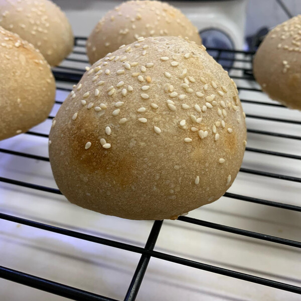 bur­ger buns mit lie­vi­to mad­re #kei­ne­he­fe und ohne fett. biss­chen schwer, aber fluf­fig.