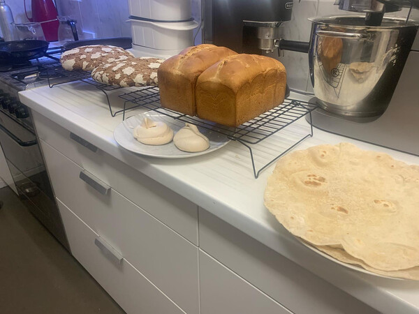 pro­duk­ti­ver tag heu­te, zwei fluf­fi­ge, sehr fein­po­ri­ge toast­bro­te, zwei rog­gen­voll­korn­bro­te, aus den …