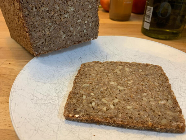 bin sehr zu­frie­den wie das schwarz­brot mit son­nen­blu­men­ker­nen ge­wor­den ist. so­wohl lo­cker als auch fest, …
