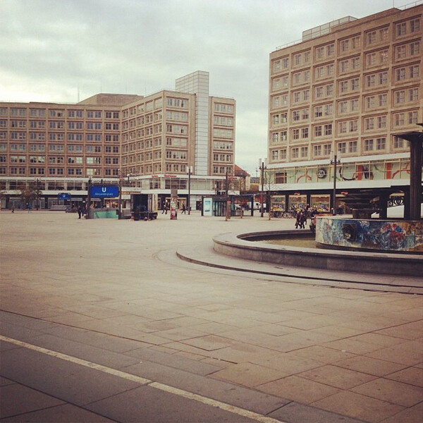 ge&shy;ra&shy;de ein biss&shy;chen er&shy;schreckt, kein jahr&shy;markt, kei&shy;ne ei&shy;sen&shy;bahn, kaum men&shy;schen auf dem alex&shy;an&shy;der&shy;platz.