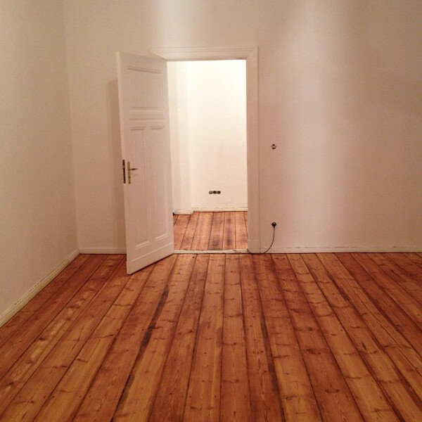ein teil des lohns von drei wo&shy;chen schuf&shy;te&shy;tei.