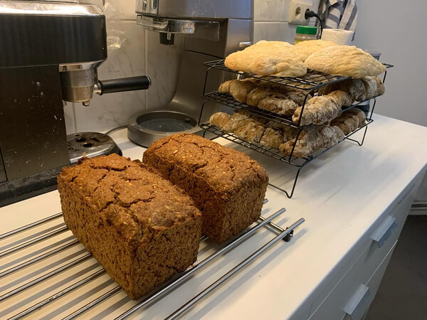 und back&shy;tag fer&shy;tig. (m&uuml;s&shy;listan&shy;gen, pan de cris&shy;tal und schwarz&shy;brot)