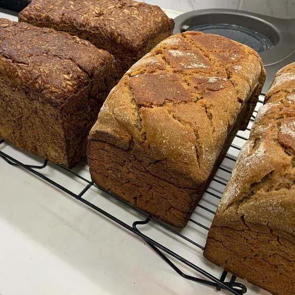 fünf kilo brot ges­tern ge­ba­cken.