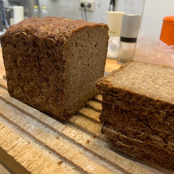 nach ein paar ta­gen rei­fe lässt sich das schwarz­brot auf­schnei­den. bin im­mer wie­der be­geis­tert wie aus ei­ner …