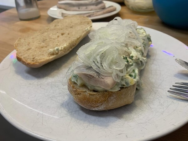 mat­jes von lidl, bröt­chen nach plötz­blog, re­mou­la­de und mayo nach chef­koch.