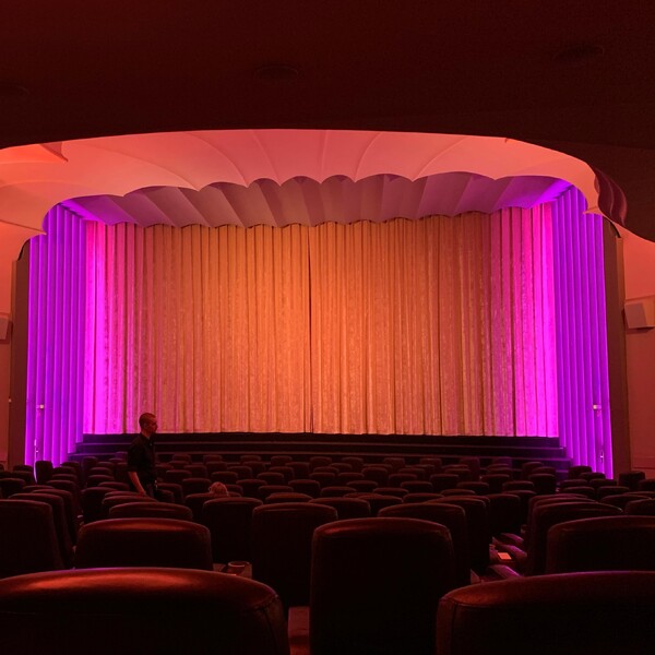 frü­her eine mei­ner lieb­lings­be­schäf­ti­gun­gen: bei „schö­nem wet­ter“: ins kino ge­hen. schon lan­ge, sehr lan­ge …