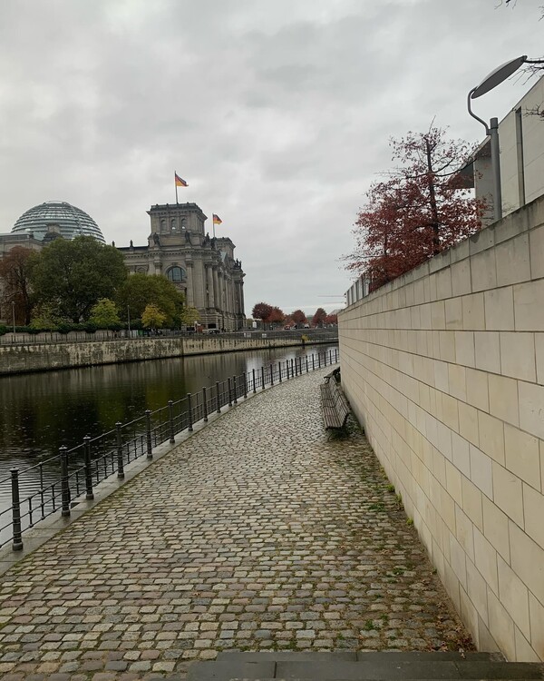 an der kanz­ler­amtsach­se.