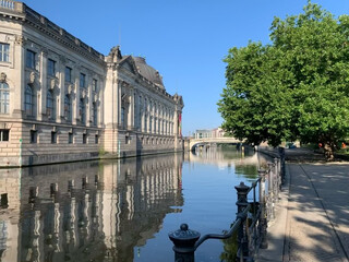 #morgenspaziergang vom #naturkundemuseum zur #museumsinsel ruhig, sonnig, schwül.