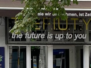 vergrössertes foto eine s schaufensters über dem steht „the future is up to you“