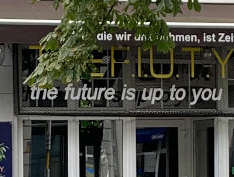 vergrössertes foto eine s schaufensters über dem steht „the future is up to you“