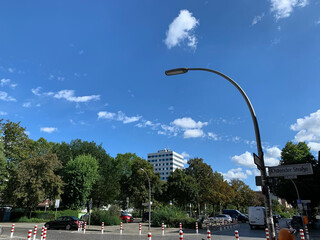 blick von der genter strasse in den dramatischen, strahlenden himmel &uuml;ber dem leopoldplatz