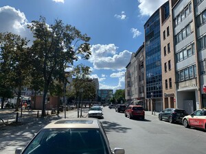 blick vom leopoldplatz in den dramatischen, strahlenden himmel über dem leopoldplatz