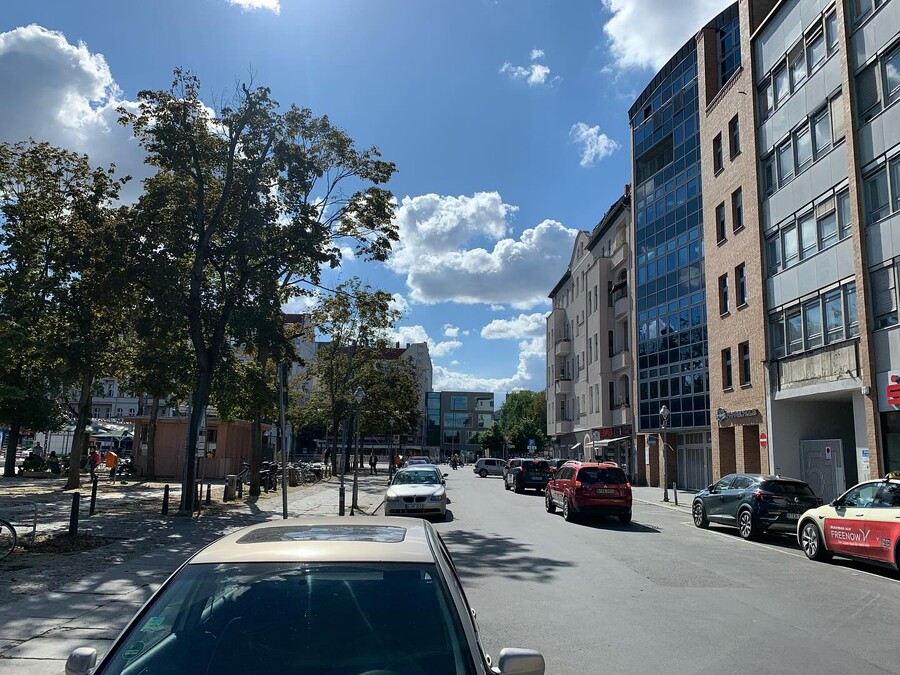 blick vom leopoldplatz in den dramatischen, strahlenden himmel über dem leopoldplatz