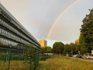 foto eines regenbogens im himmel neben der  berliner hochschule für technik
