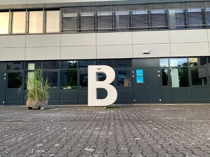 bild grossen beton-B an der  berliner hochschule für technik. oben am B ist einen banane angeklebt.